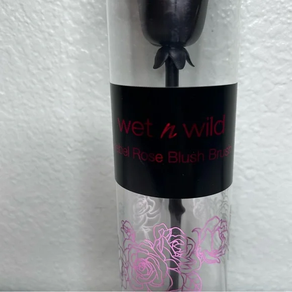 Wet n Wild Rebel Rose Blush Brush - Picture 3 of 10